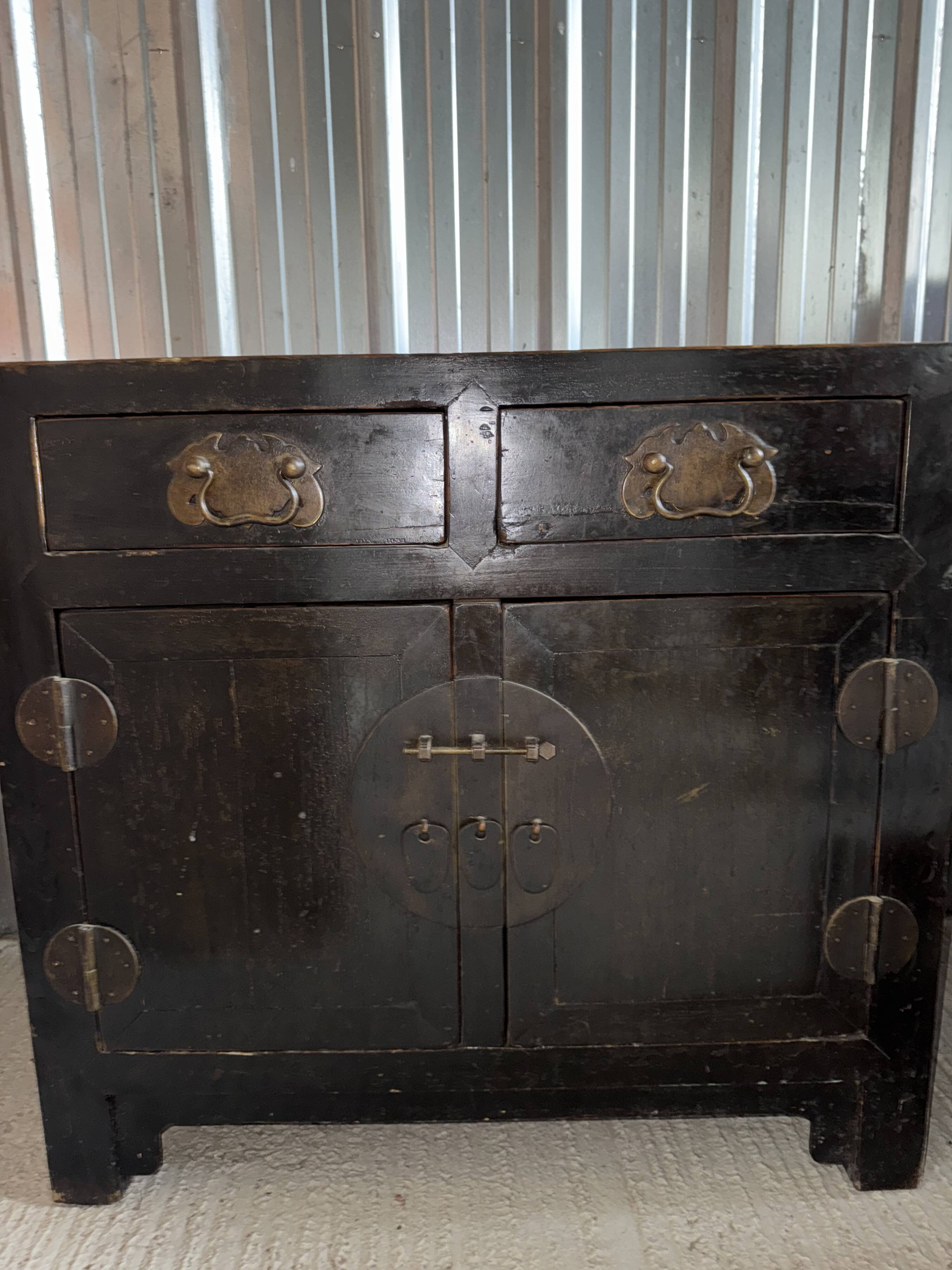 Antique Chinese sideboard. 2 drawers + 2 doors.