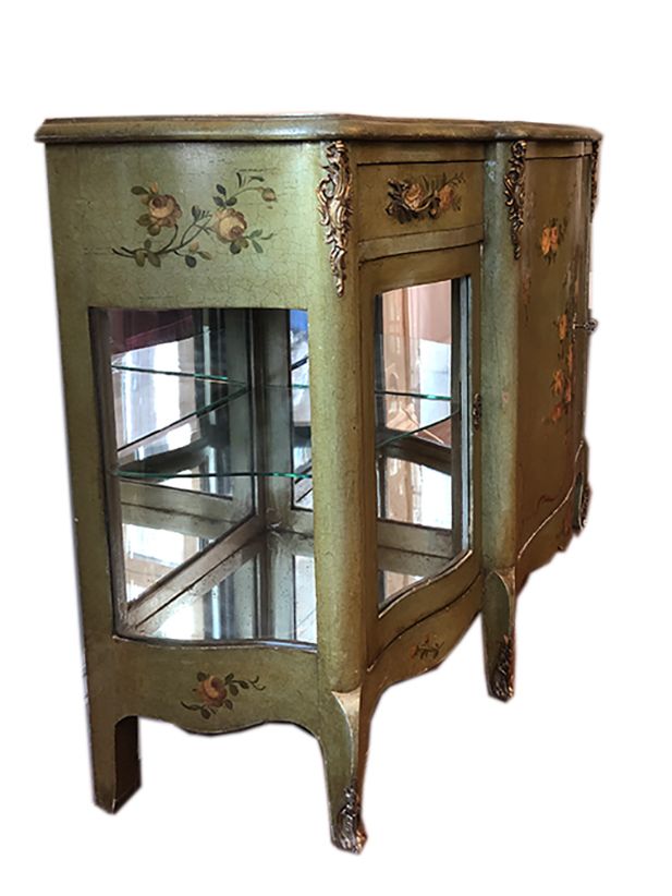 An eventful Venetian-style line, green laqué wood decorated with flowers
