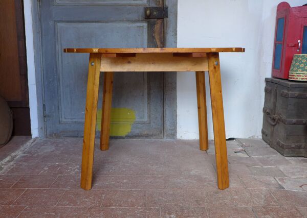 Table ronde en pin vintage, table pin à lattes, table vintage, meuble pin
