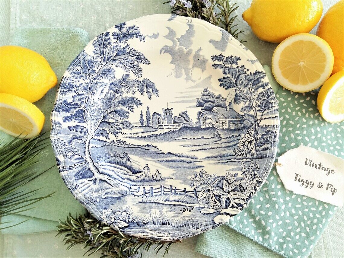 Huit assiettes bleues et blanches dépareillées