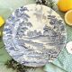 Huit assiettes bleues et blanches dépareillées