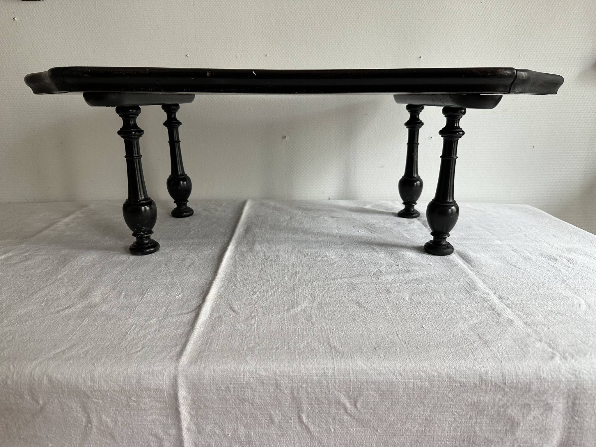 Presentation table of Napoleon III in black lacquered wood, 19th century.
