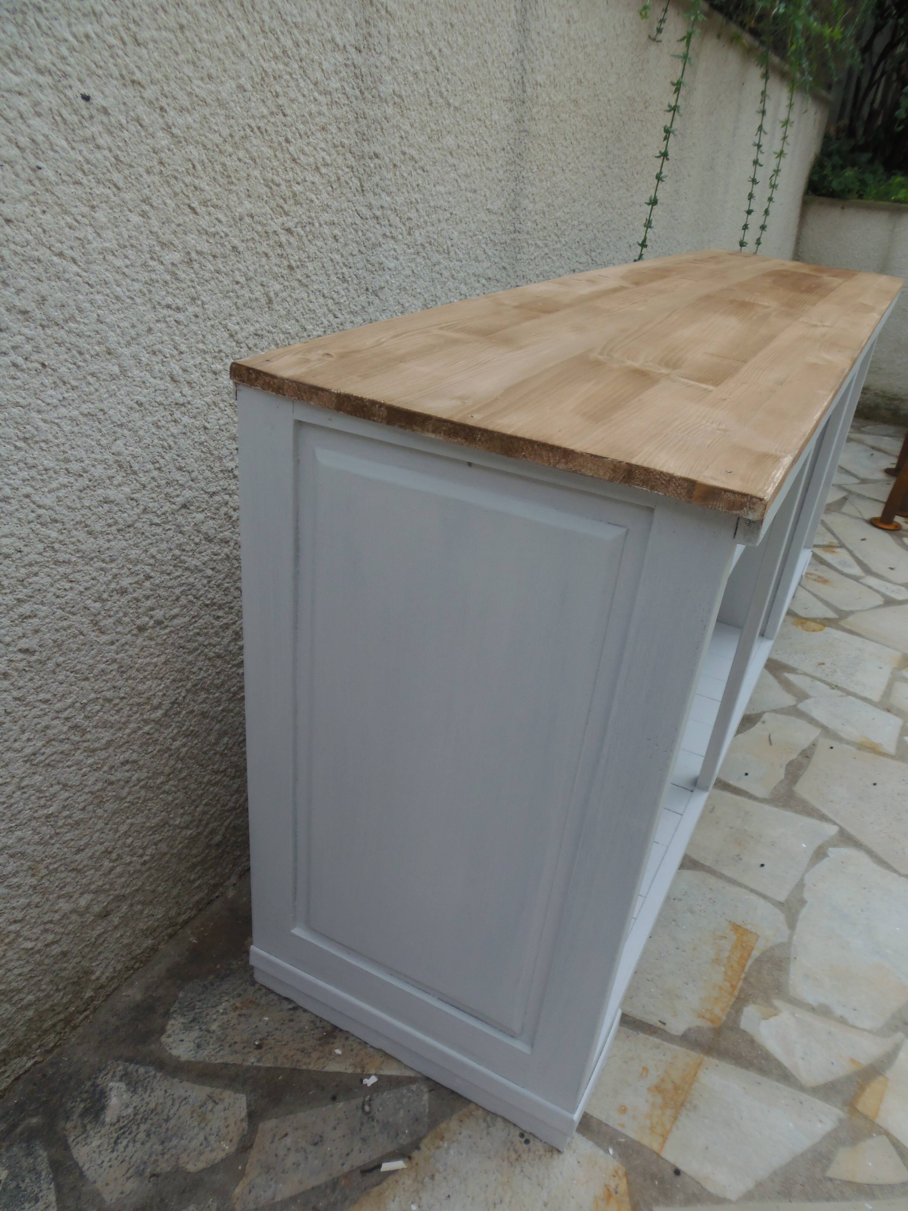 Meuble de métier patiné gris perle, plateau bois.