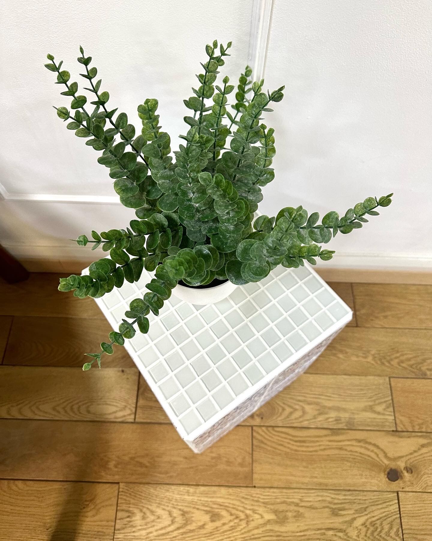 Earthenware plant holder