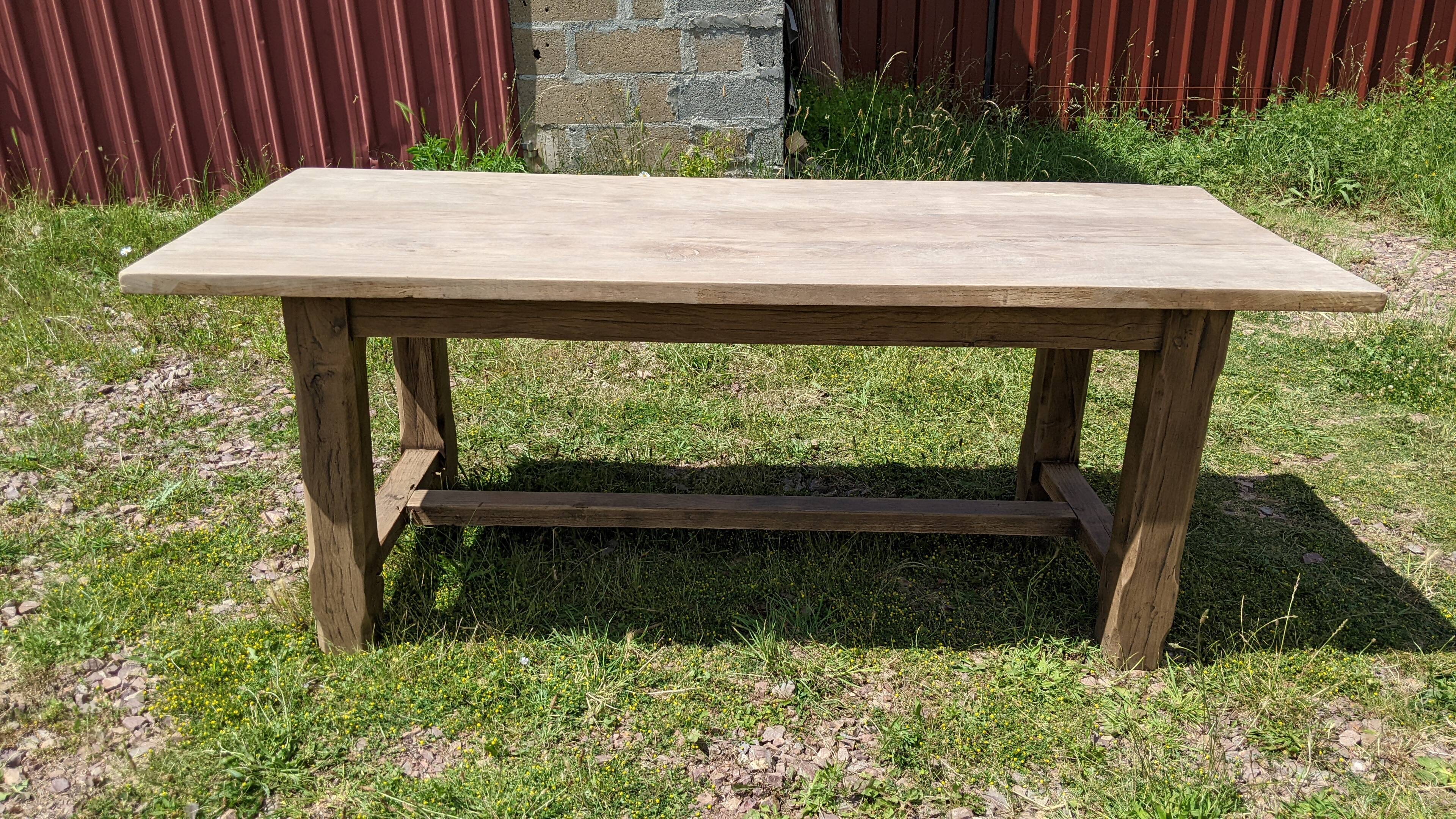Old table in solid chene