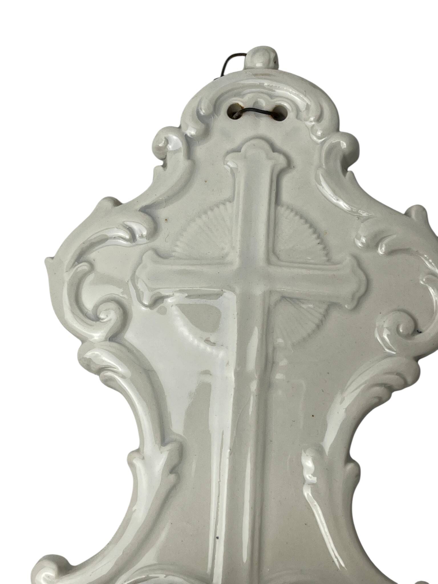 Objet religieux, bénitier en faïence Sarreguemines Digoin XIXème