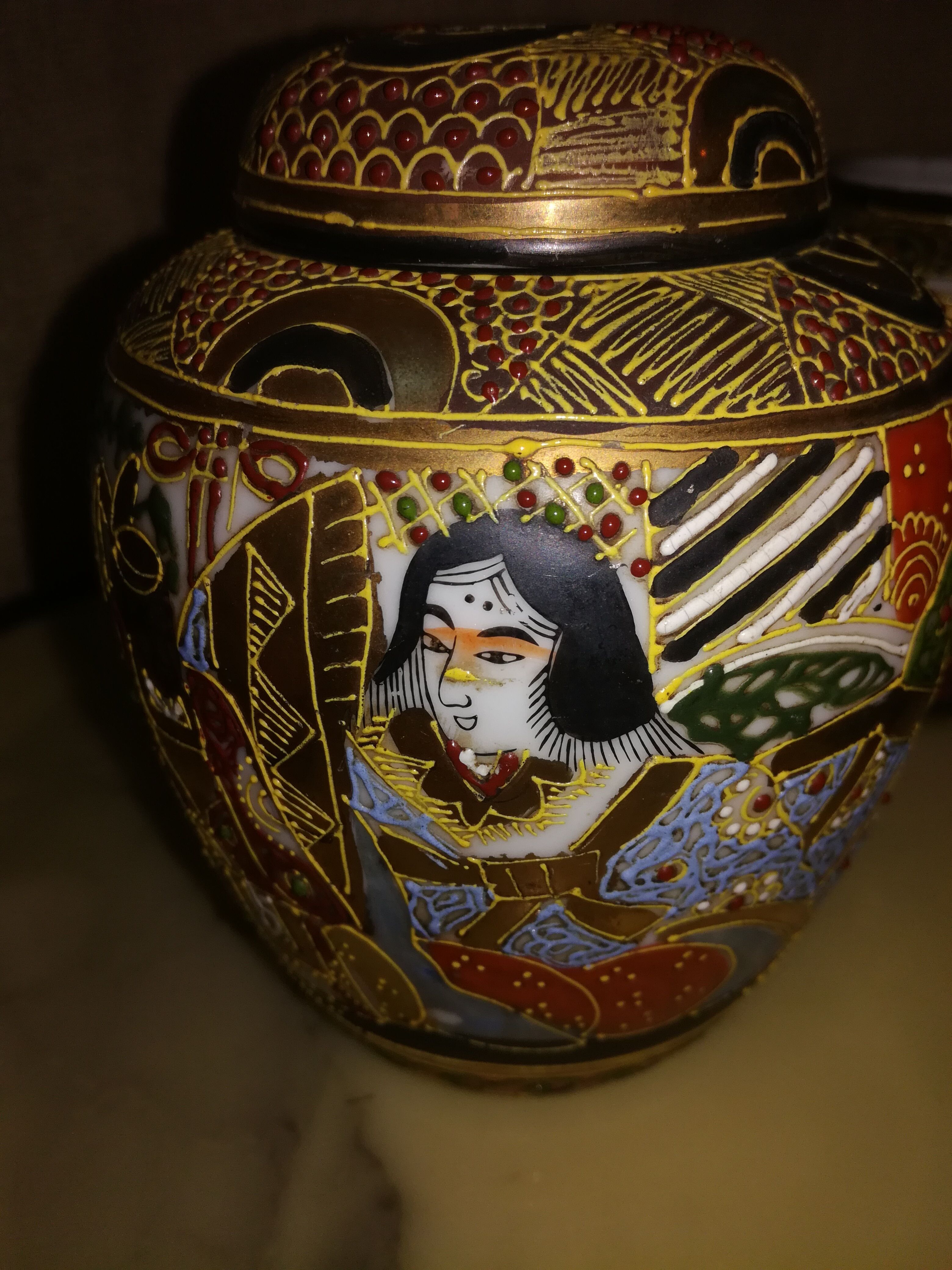 Lot de cinq miniatures en céramique japonaise
