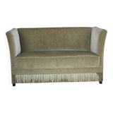 Canapé danois 2 places des années 1970, revêtement en velours, pieds en hêtre.