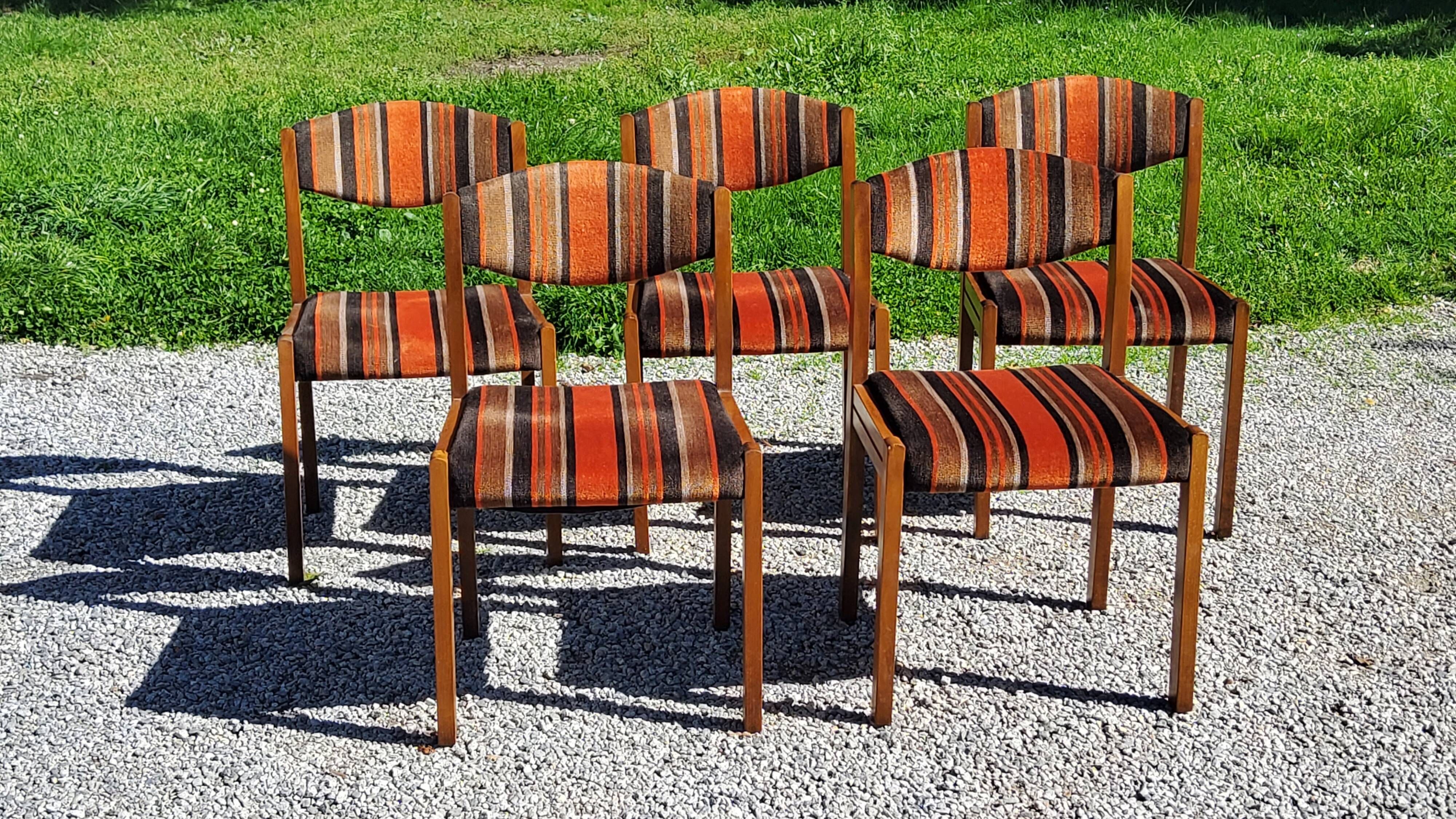 Set of 5 70s designer chairs in beech and orange and brown velvet Self éditeur