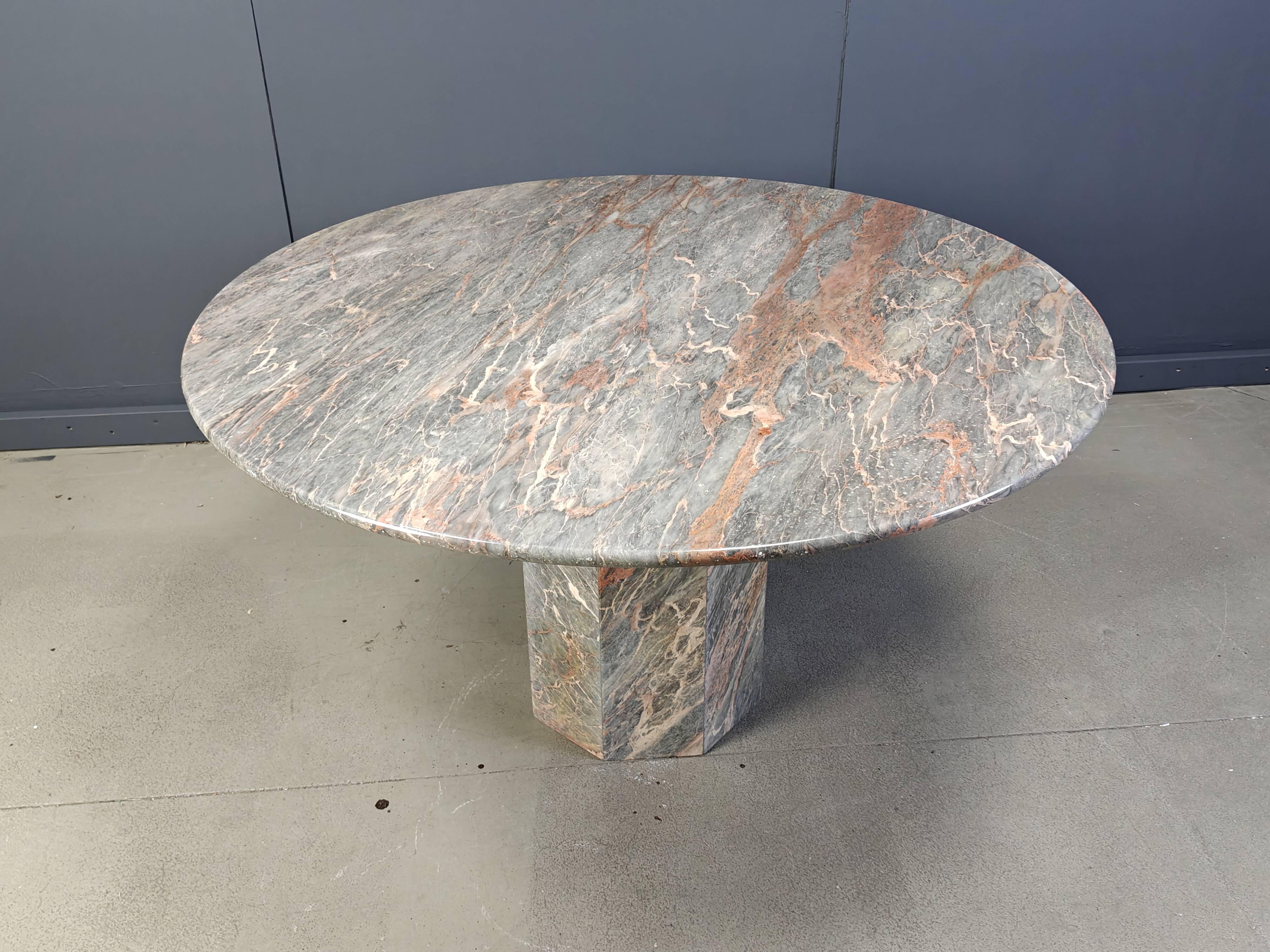 Table à manger ronde en marbre italien des années 1970