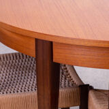 Scandinavian table 119.5 cm