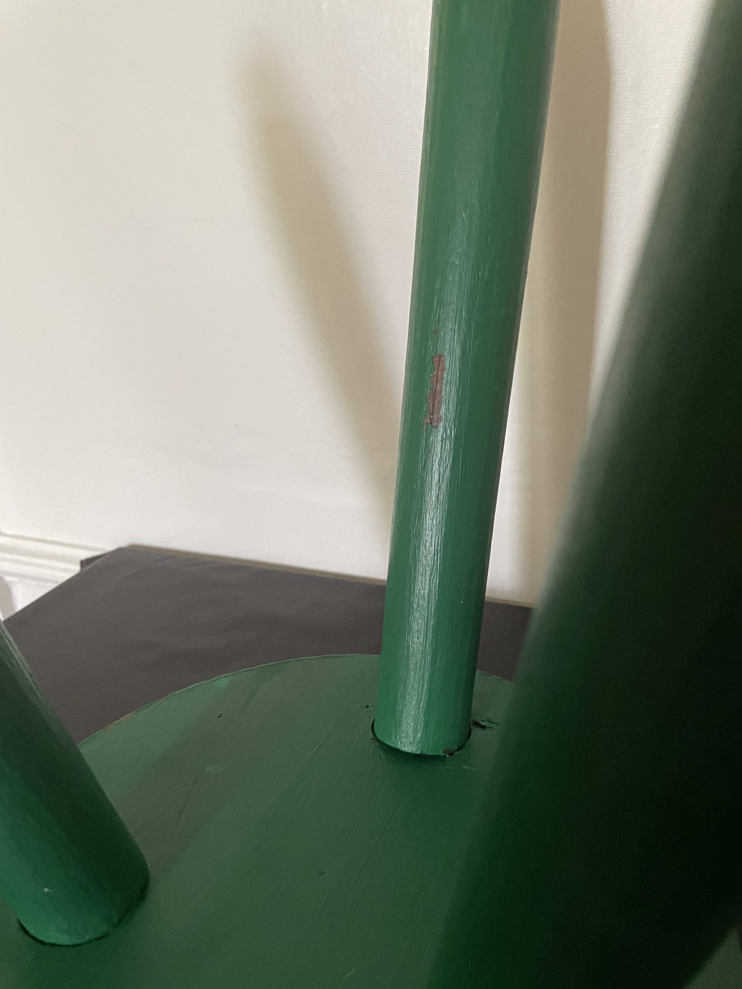 Tabouret trépied peint