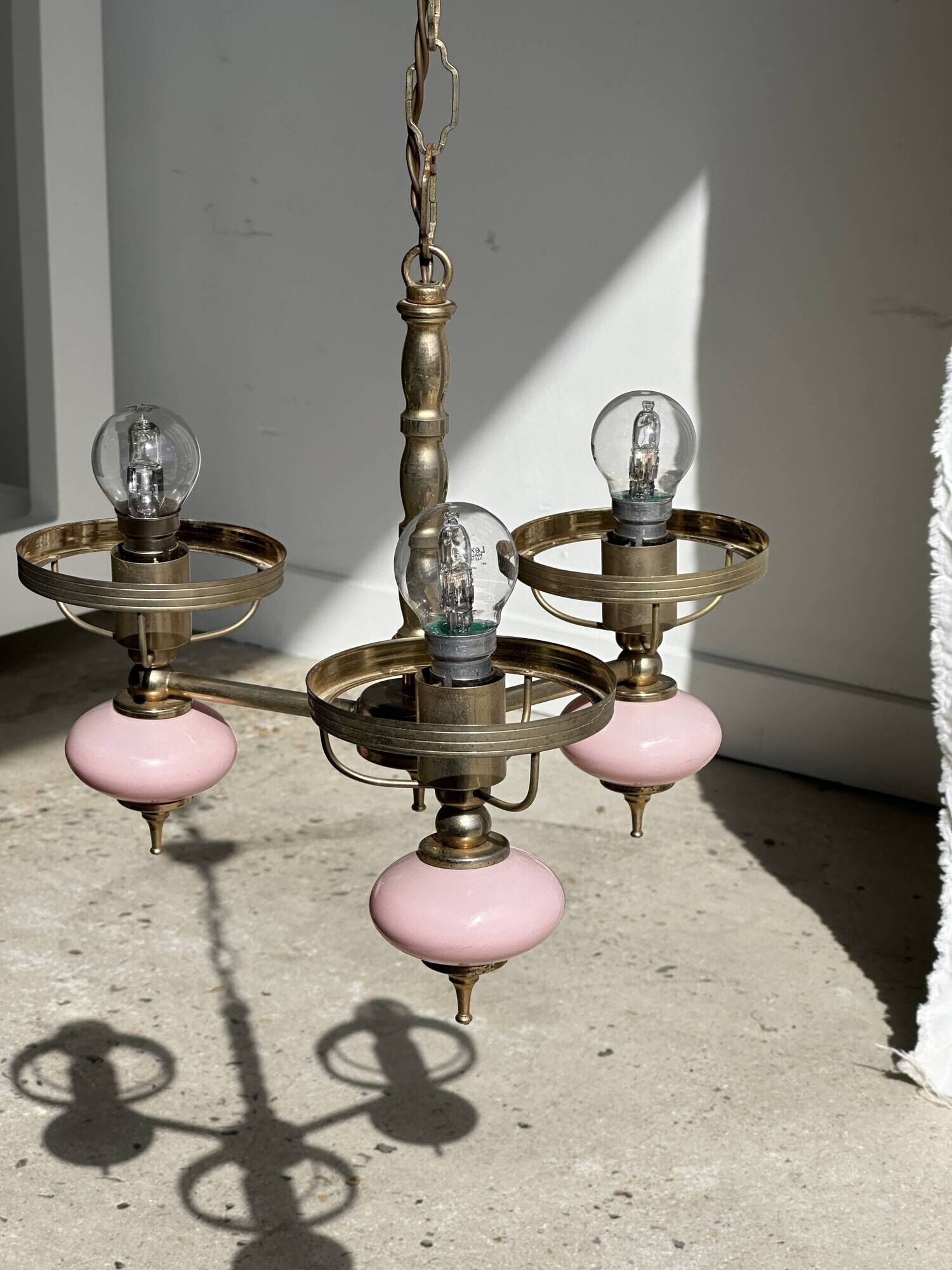 Petit lustre rose et doré à 3 bras de lumières