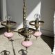 Petit lustre rose et doré à 3 bras de lumières