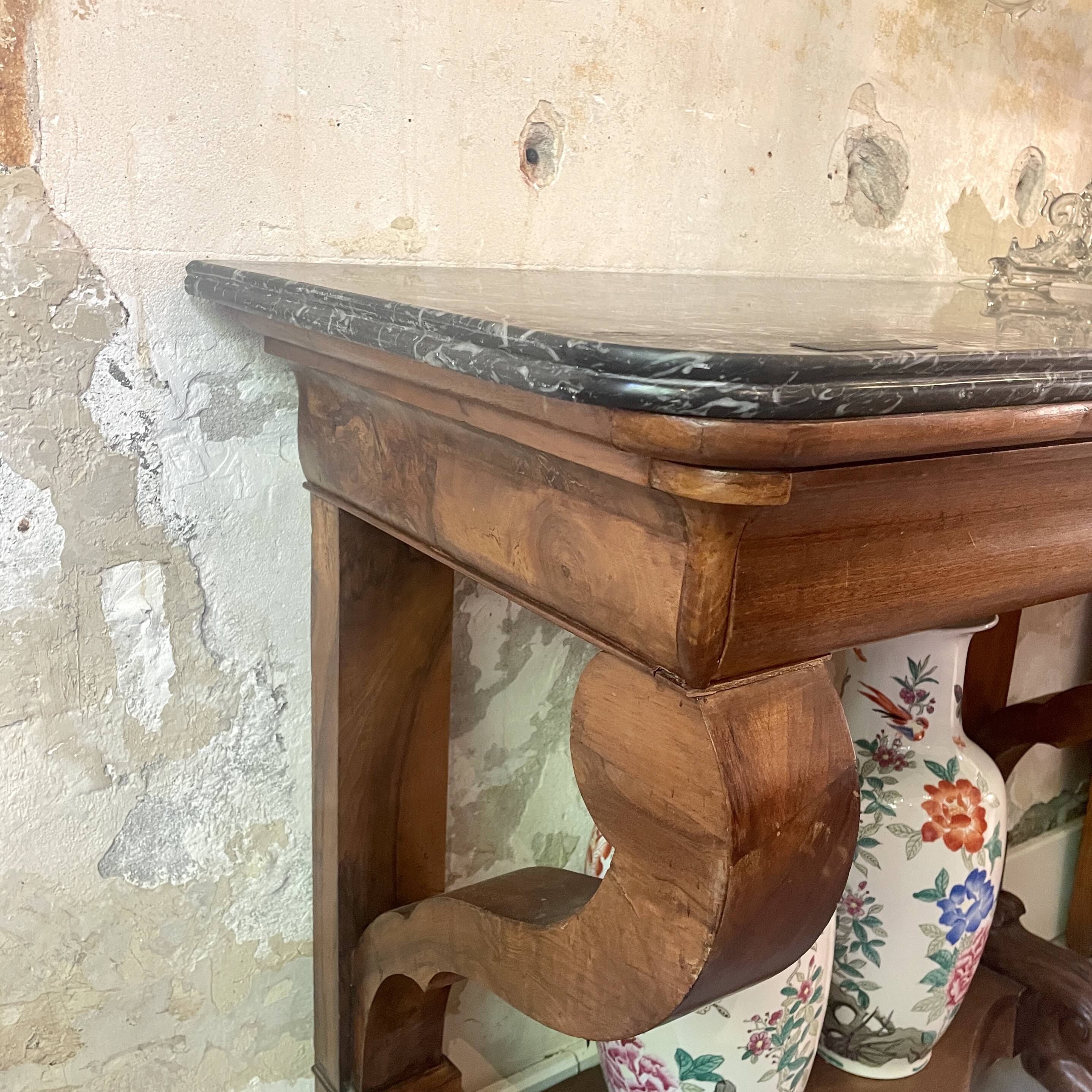 Console inlaid with black marble and lion's paw legs.