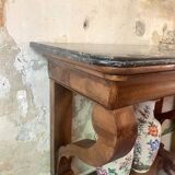 Console inlaid with black marble and lion's paw legs.