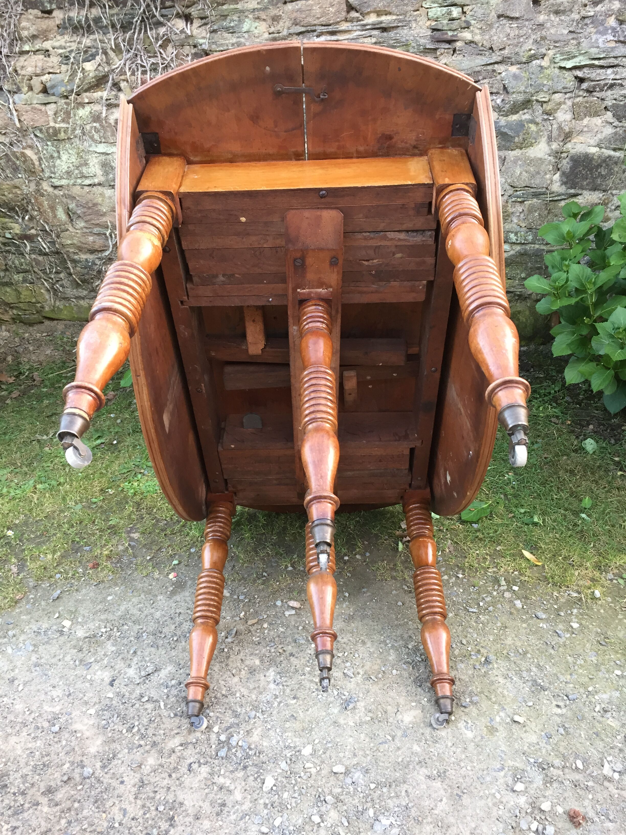 Old oval table Louis Philippe with 6 feet
