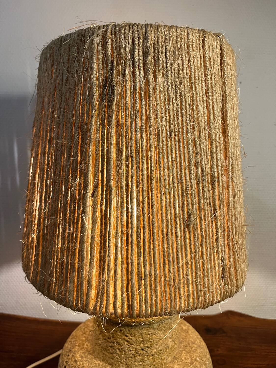 Lampe en pierre recomposée abat jour corde