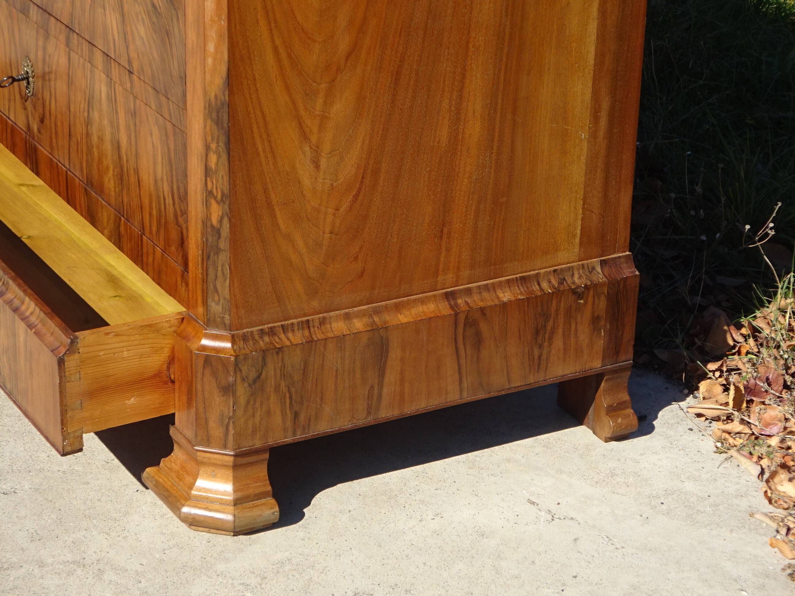 Ancienne commode en noyer et ronce de noyer
