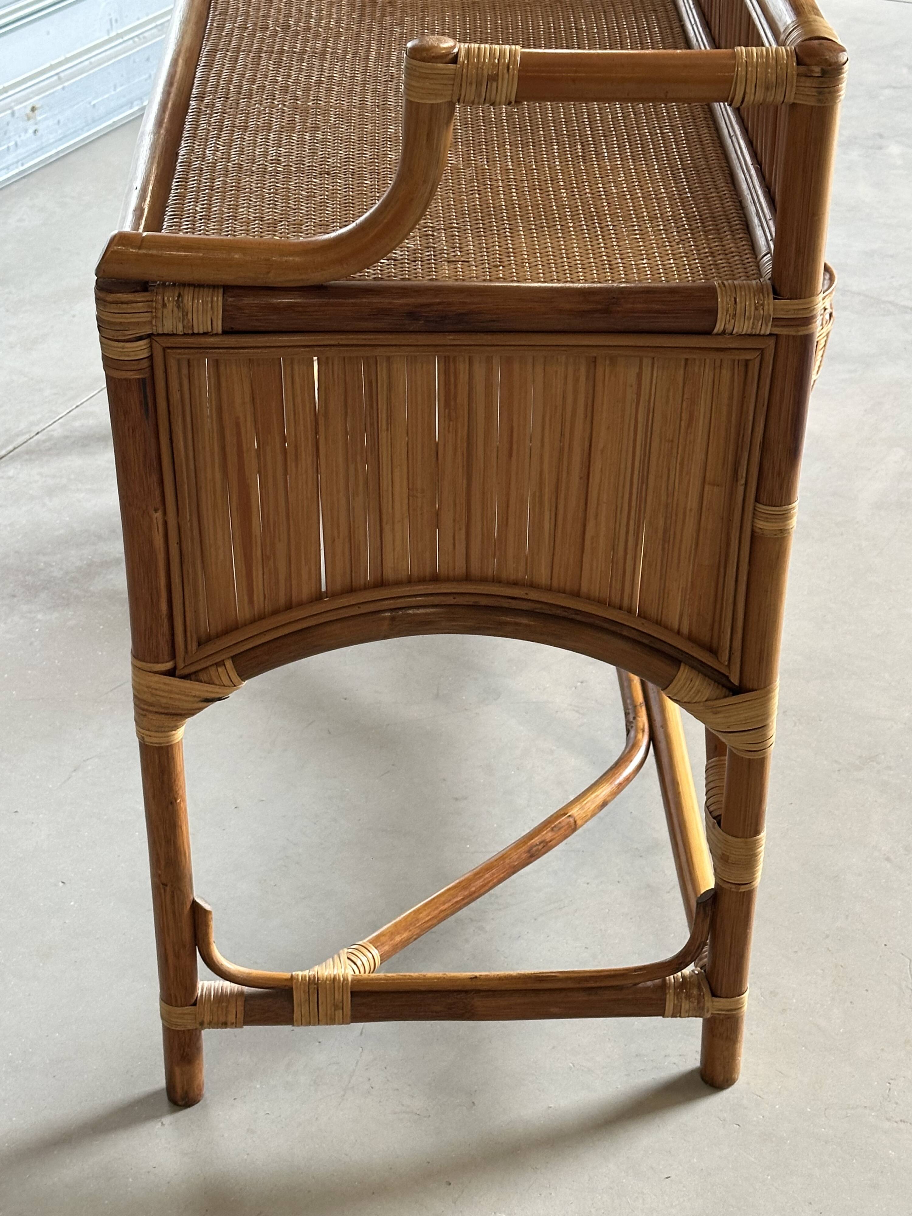 Coiffeuse vintage en rotin et ses accessoires