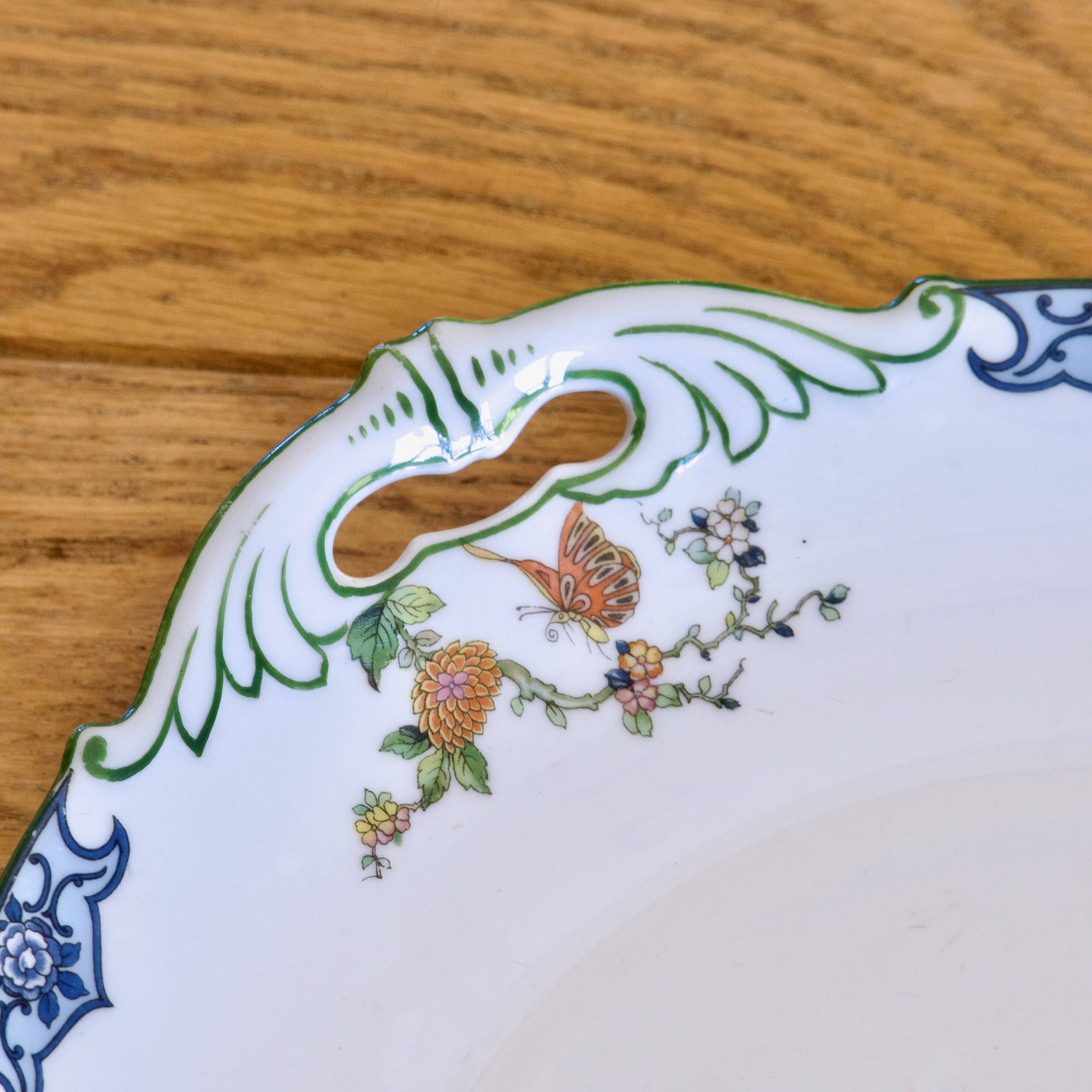 Service ancien de 1930 en porcelaine au décor oiseaux, papillons et coq