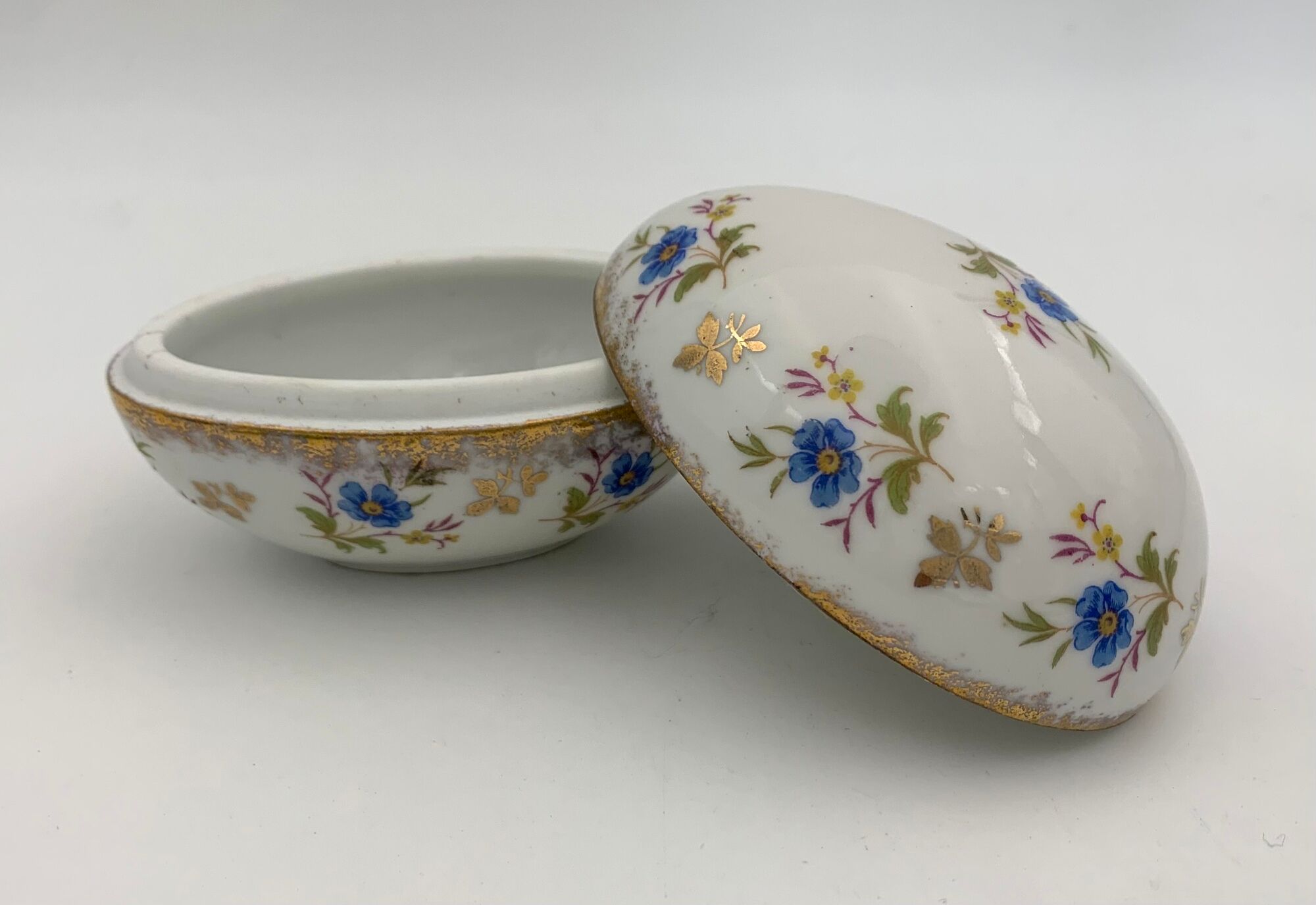 Vintage box in Limoges porcelain, egg shape, floral decoration - twentieth century