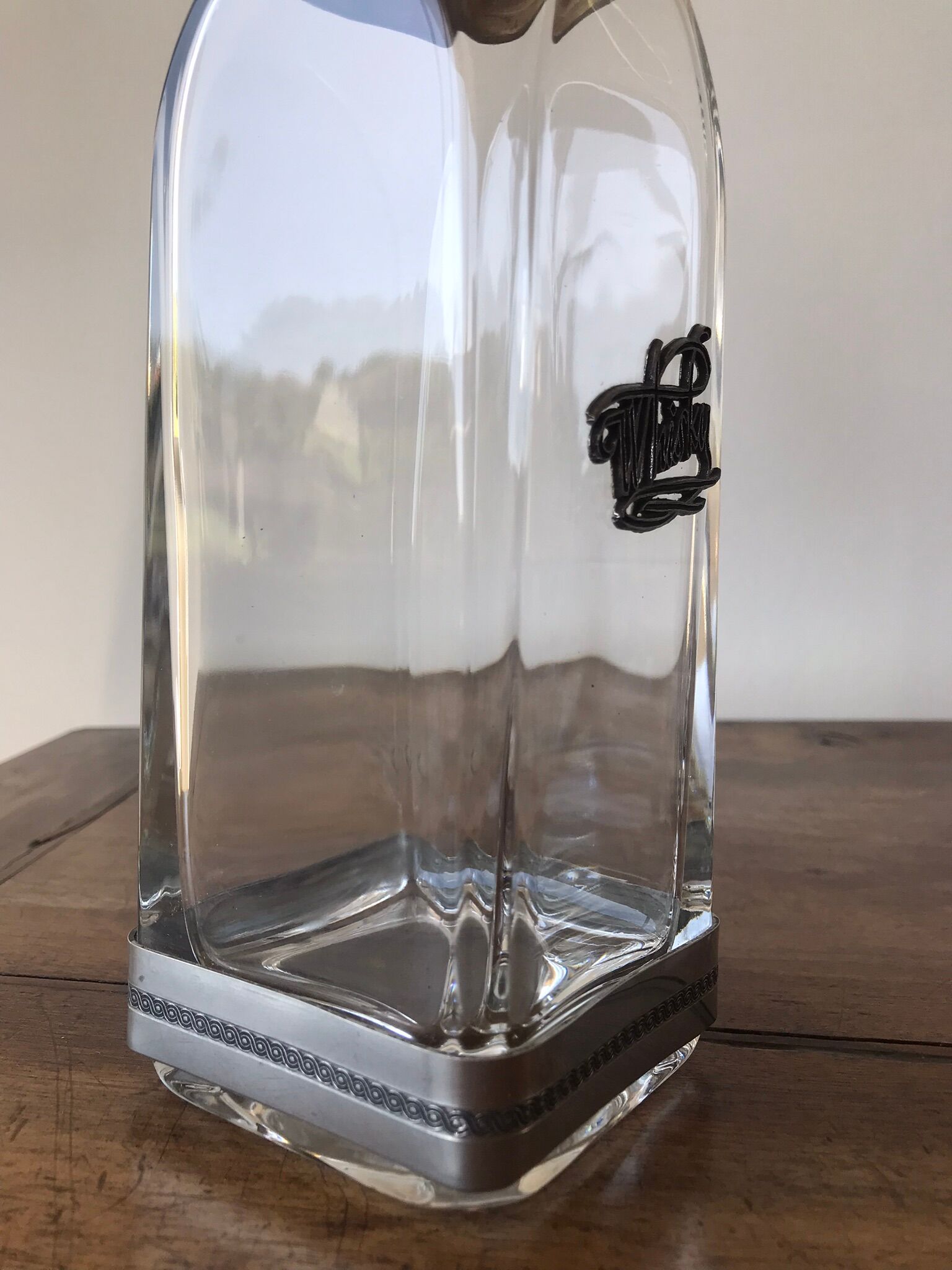 Whisky decanter and its 3 glasses