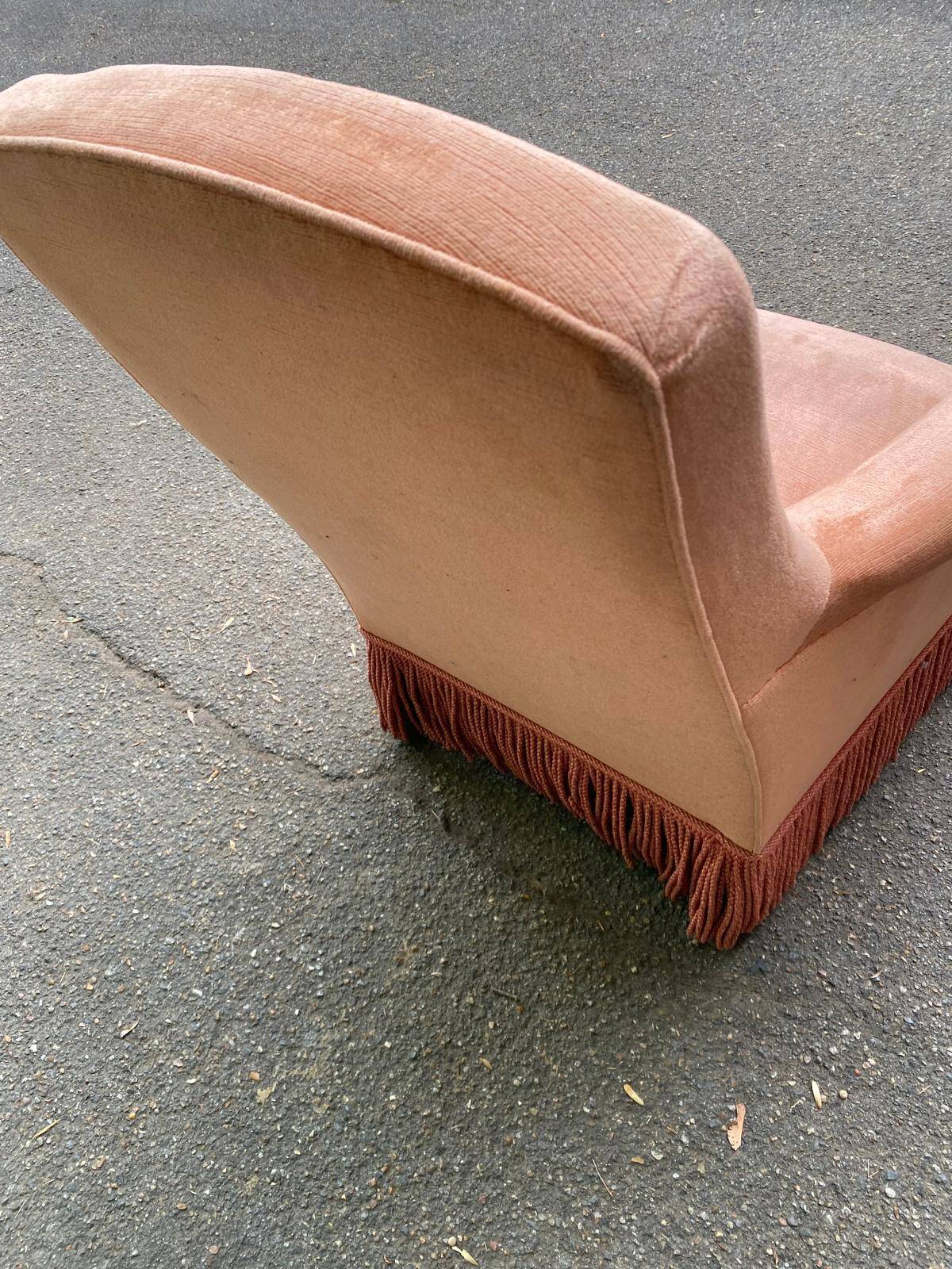Fauteuil crapaud en velours rose saumon 1950