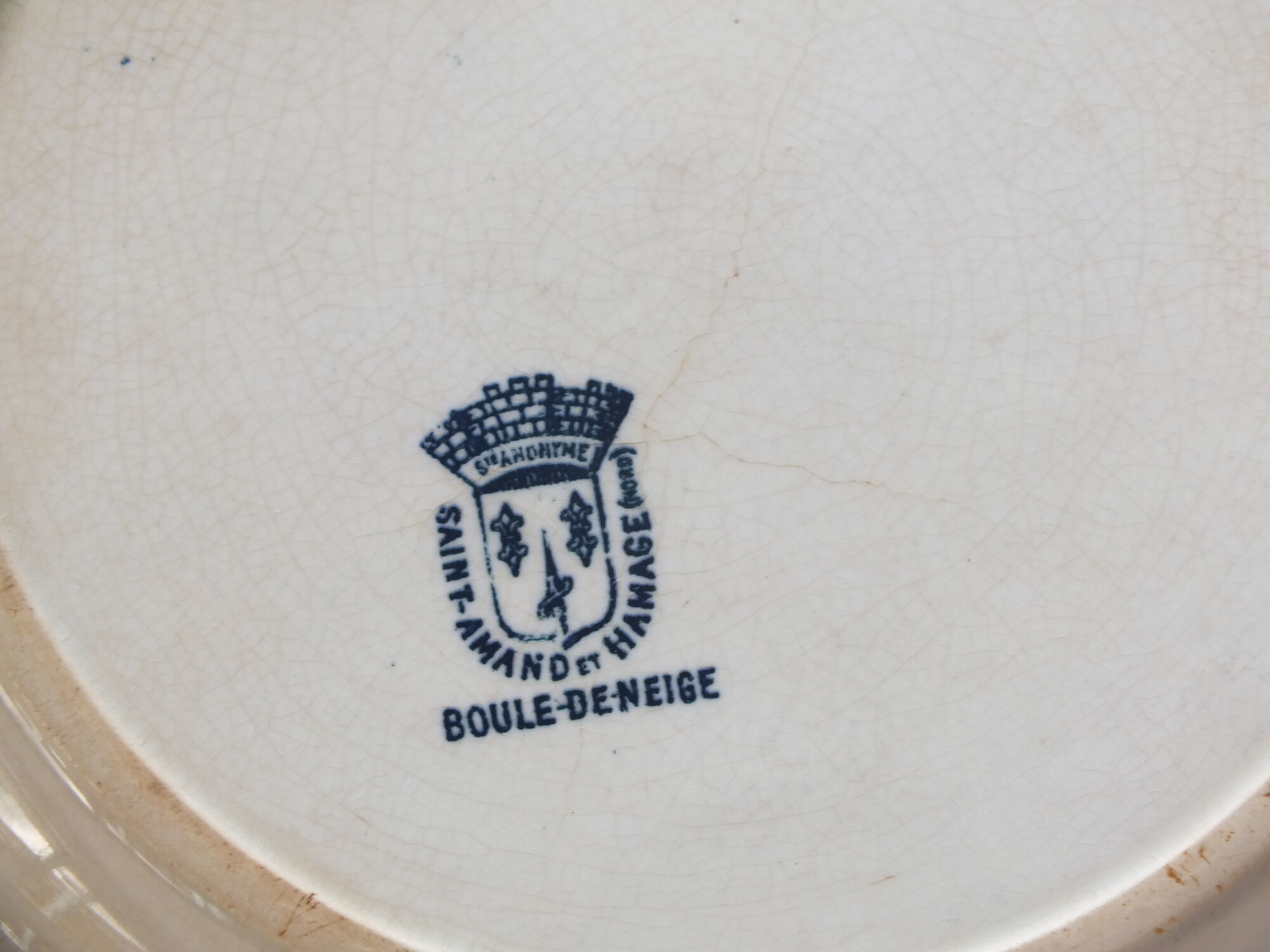 7 flat plates in Terre de Fer St Amand model Boule de Neige