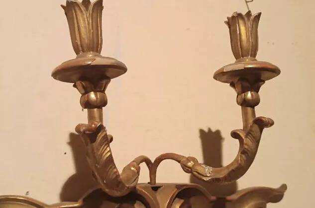 Paire de appliques murales antiques en bois doré du 19ème siècle.