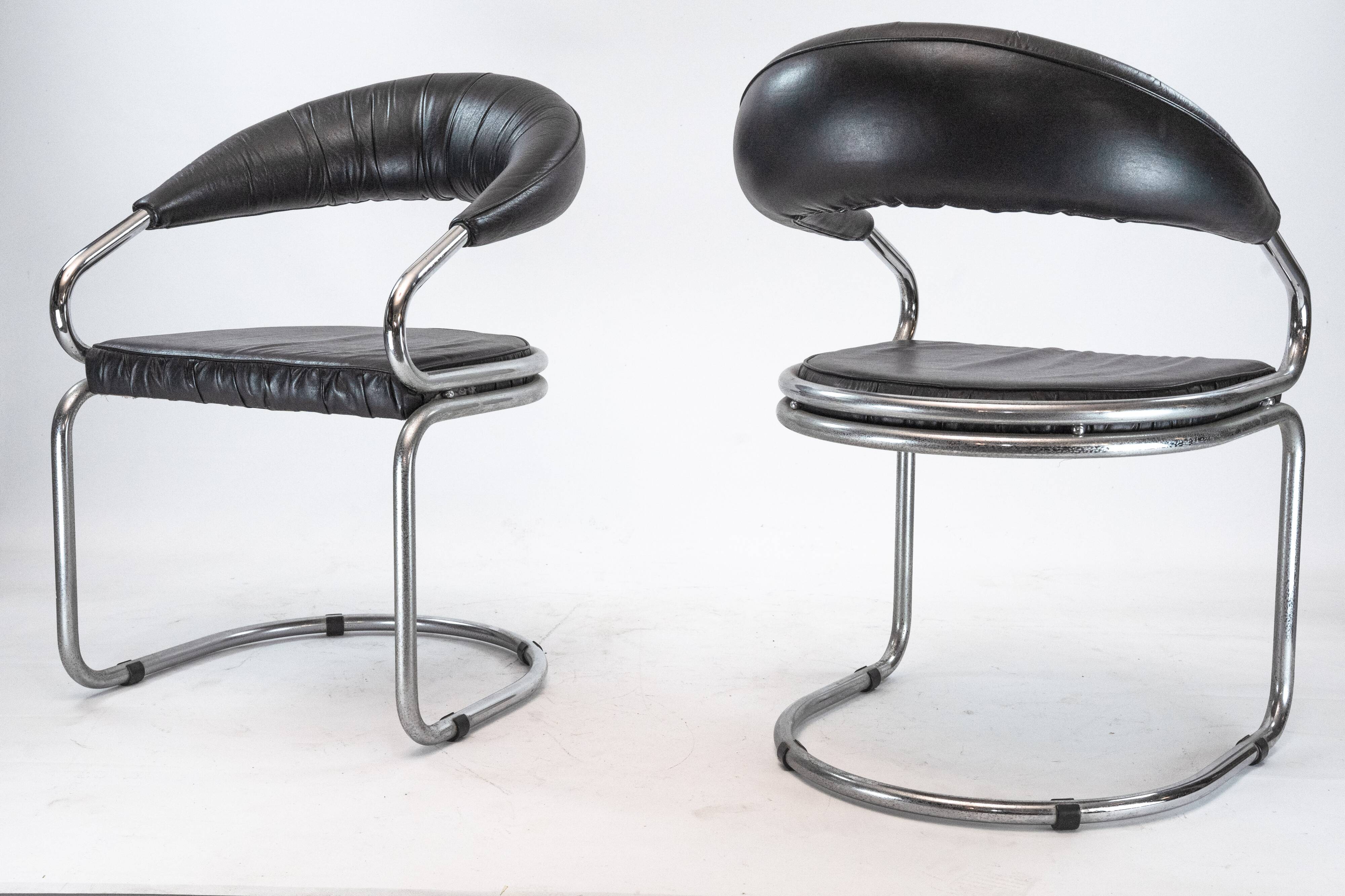 Paire de chaises en chrome et simili cuir par Giotto Stoppino. Italie années 1970.
