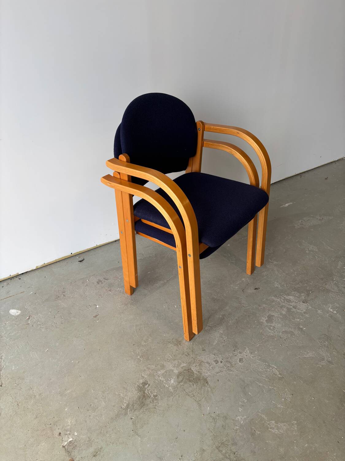 Série de deux chaises empilanle en hêtre courbé style scandinave IKEA