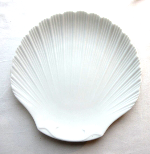 6 assiettes à poisson en porcelaine blanche forme coquille, signées APILCO