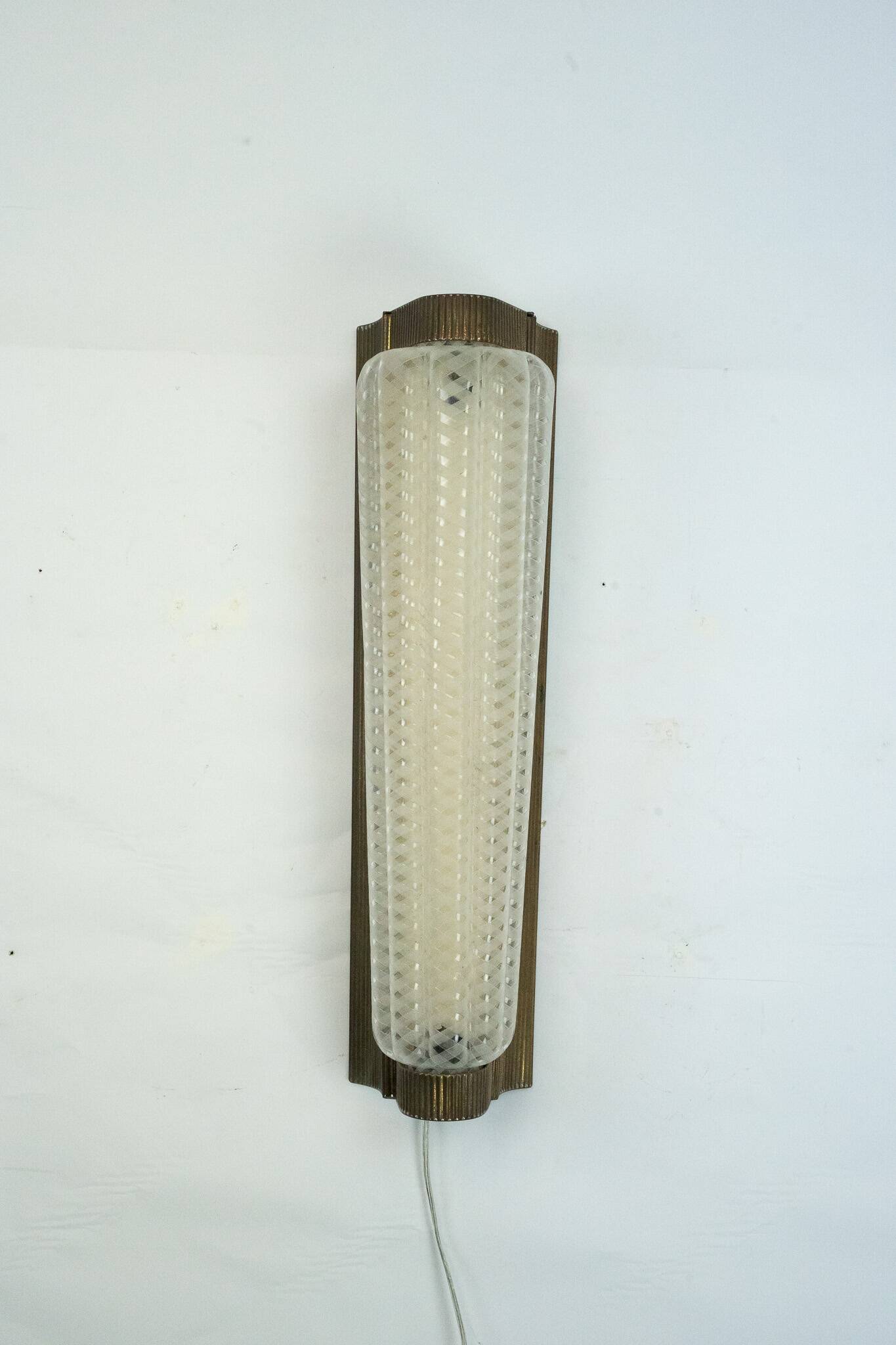 Grande applique Art déco simple en laiton et plexiglas. Italie, années 1930.