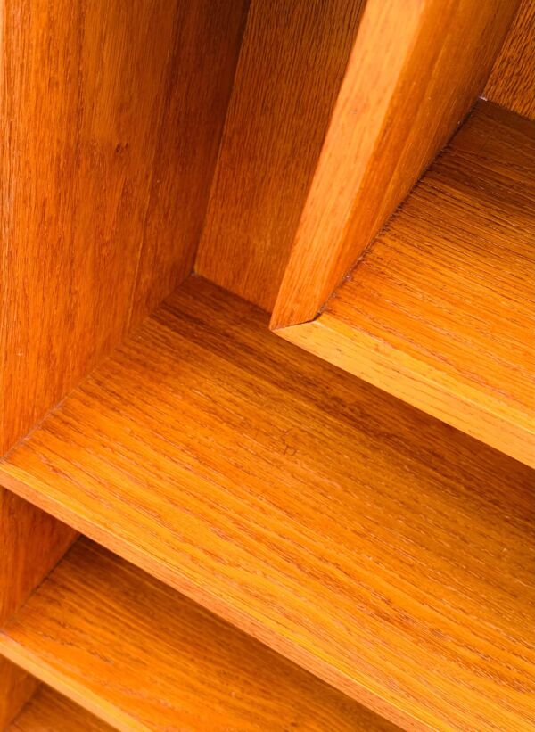 Deux meubles de rangement asymétriques vintage