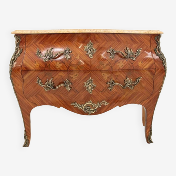 Commode marquetée à plateau en marbre de style Louis XV, France