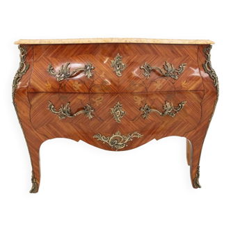 Commode marquetée à plateau en marbre de style Louis XV, France