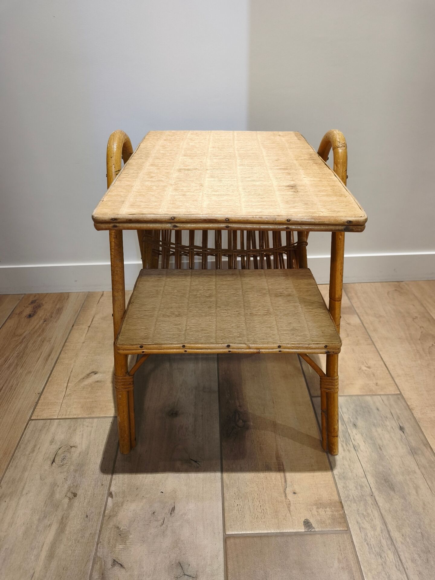 Vintage coffee table in rattan & wicker – Vinyl record player & storage cabinet
