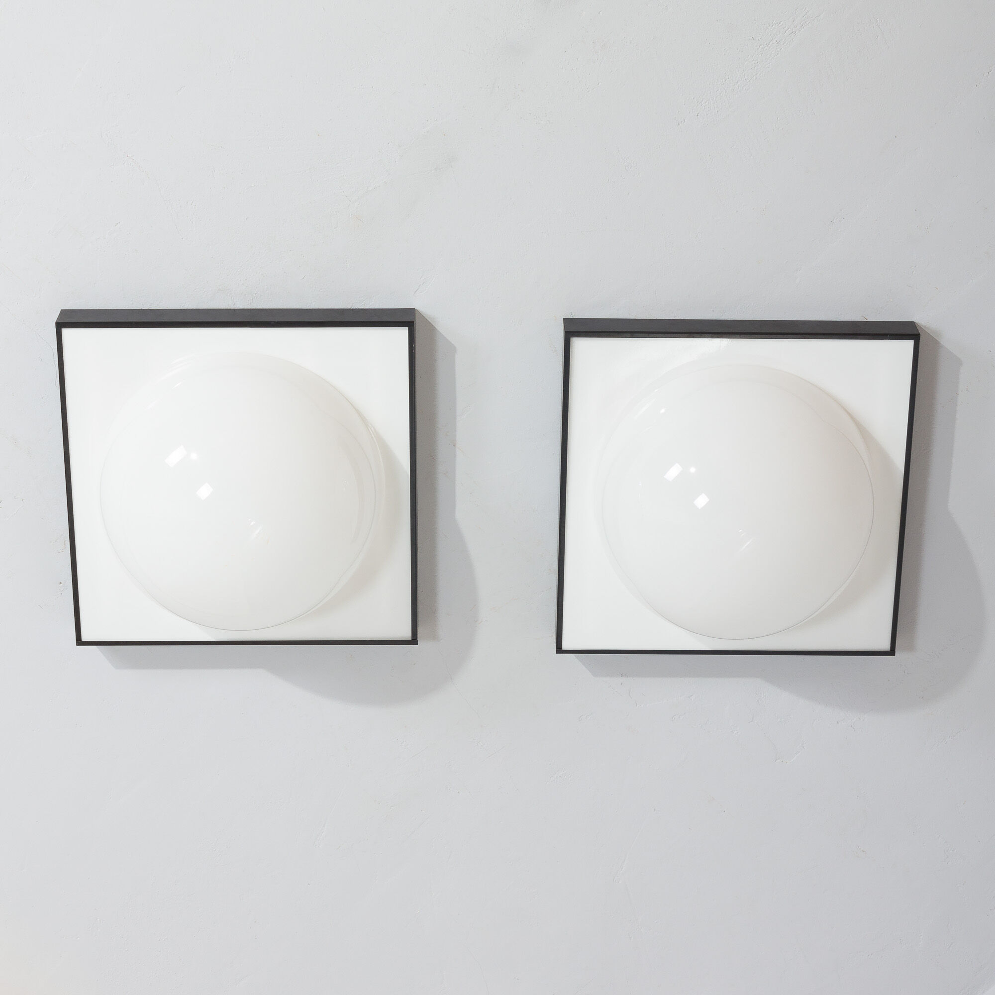 Paire d’appliques murales en acrylique italiennes extra large Space Age