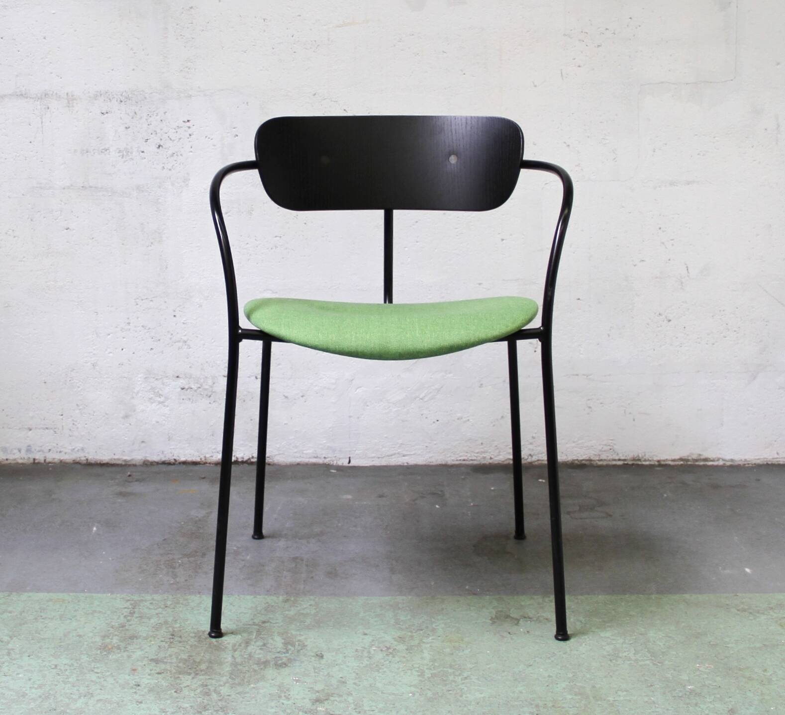 Pavilion AV4 chair, & Tradition