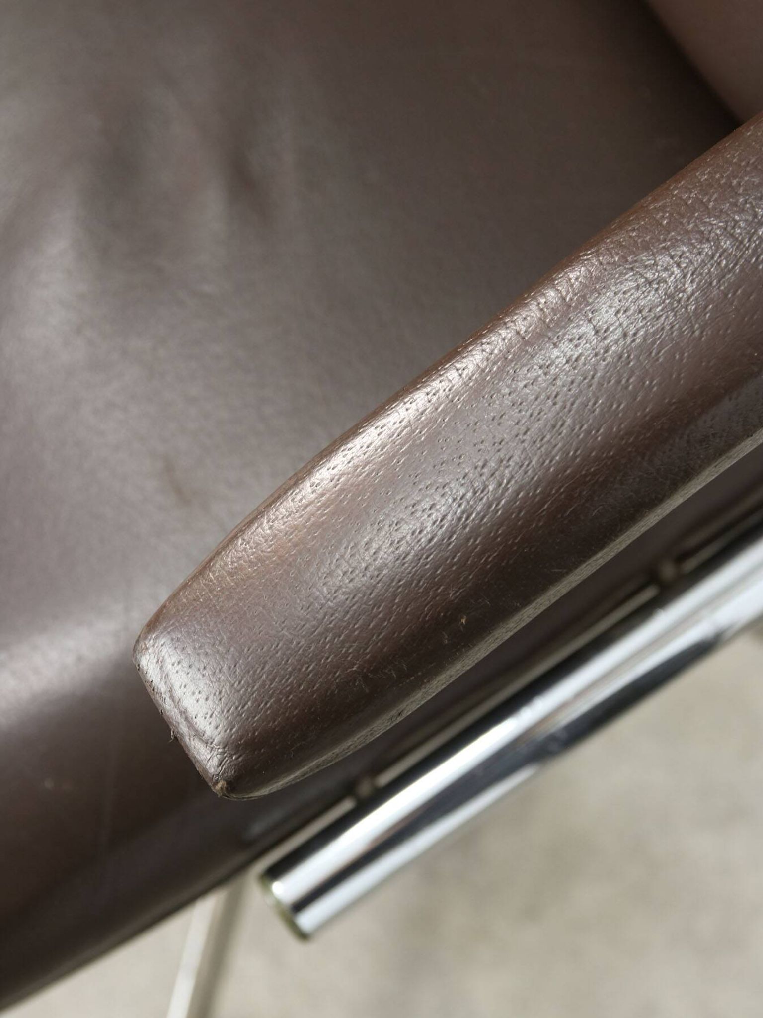 Chaise pivotante en cuir marron italien du milieu du siècle