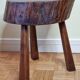 Table d'appoint brutaliste en bois massif tripode