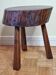Table d'appoint brutaliste en bois massif tripode