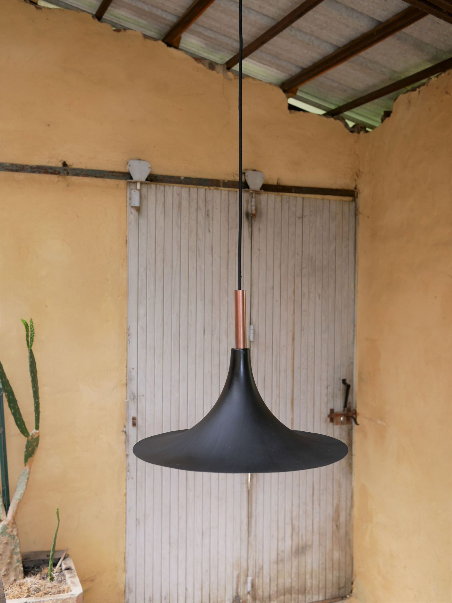 Vintage tulip hanging lamp in black metal and copper