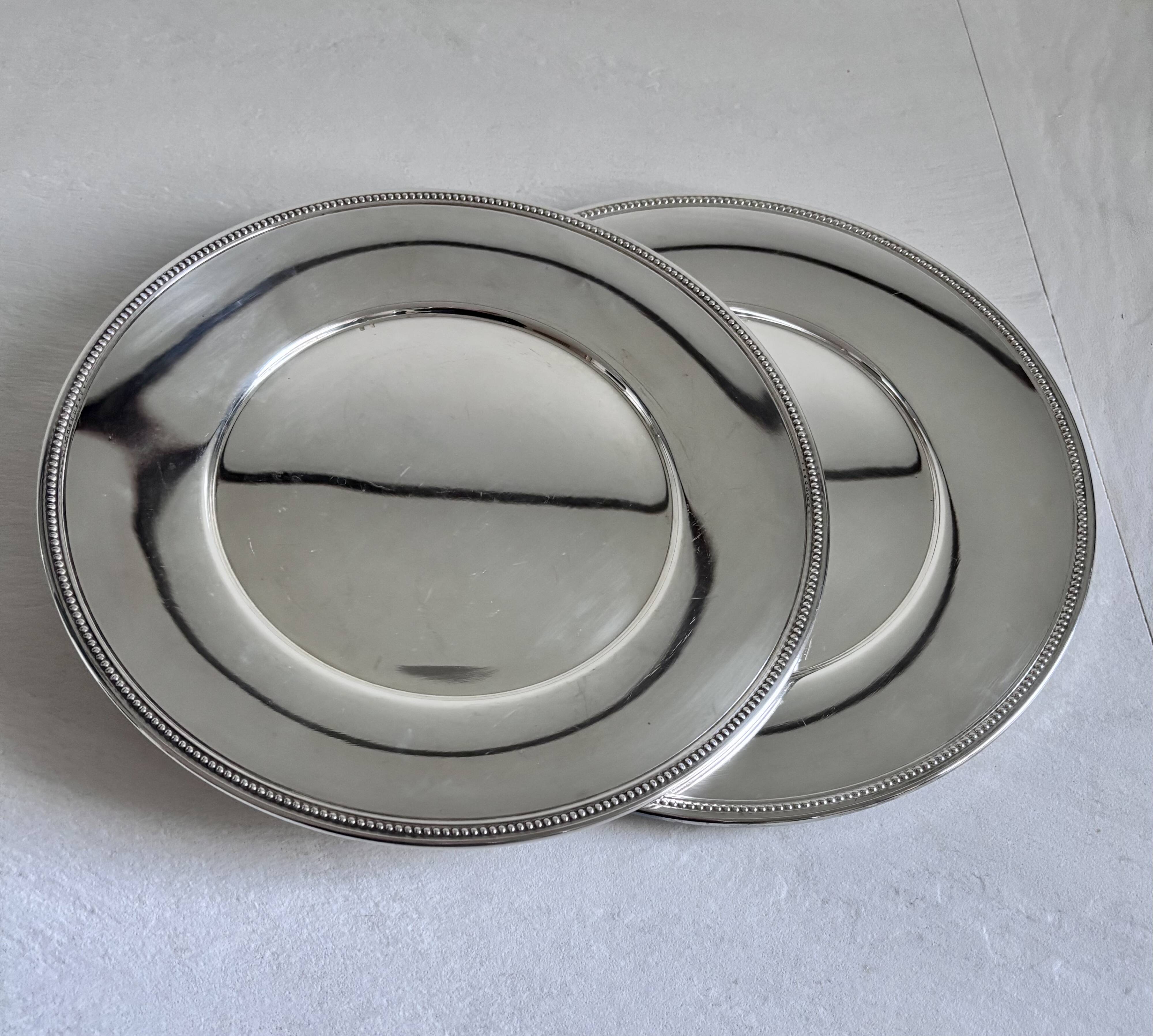 2 silver-plated charger plates, 28 cm in diameter.