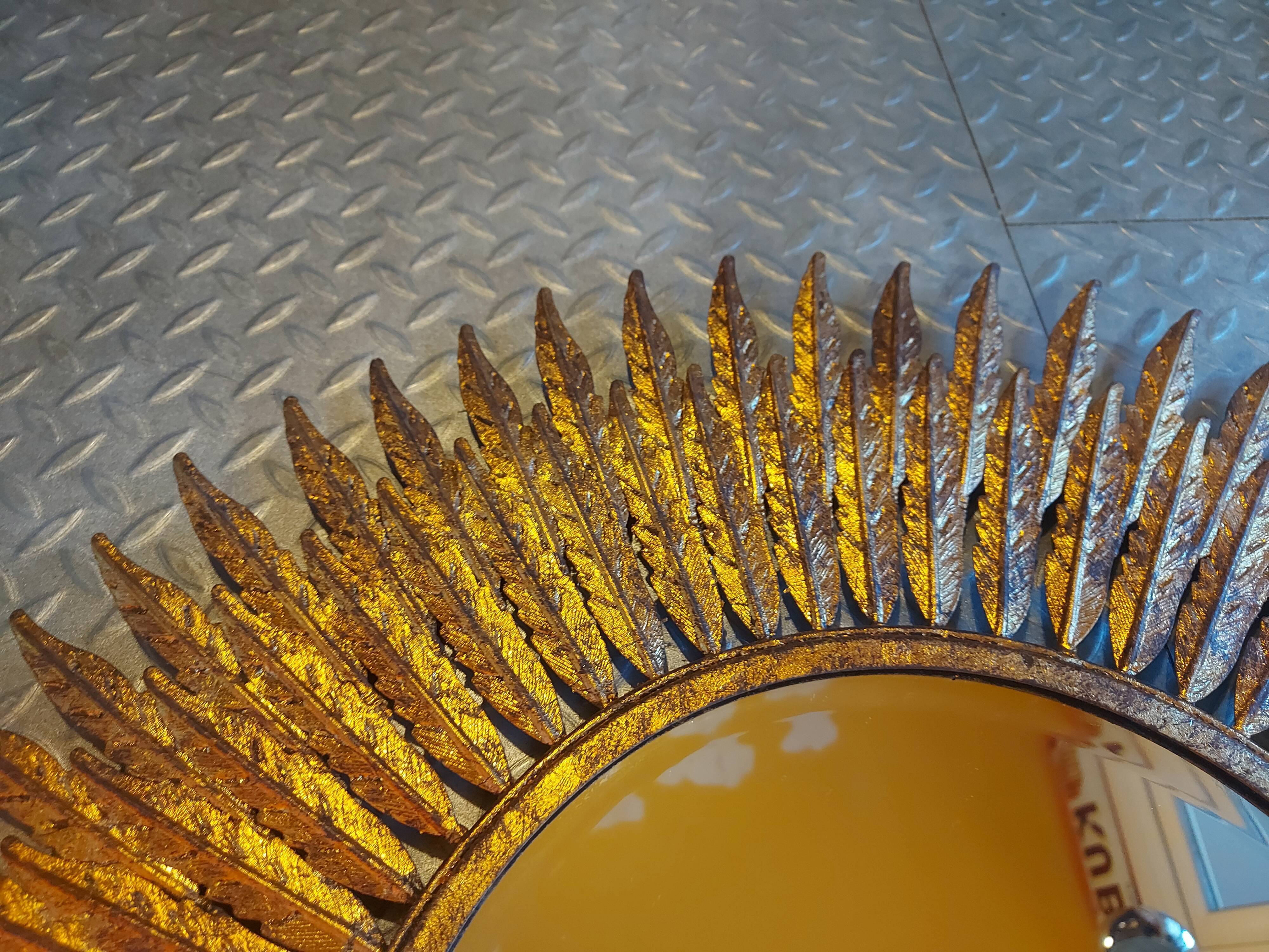 Miroir soleil en métal doré 62cm