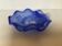 Baguier en pâte de verre bleu cobalt à bord dentelé