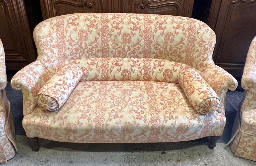 Salon Crapaud ancien de 3 pièces recouvert d’un beau velours, canapé et fauteuils