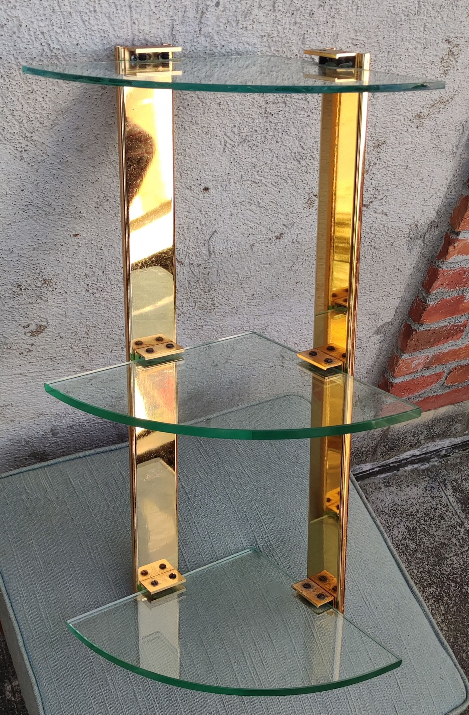 Wall shelf in gilded metal and glass/1980s