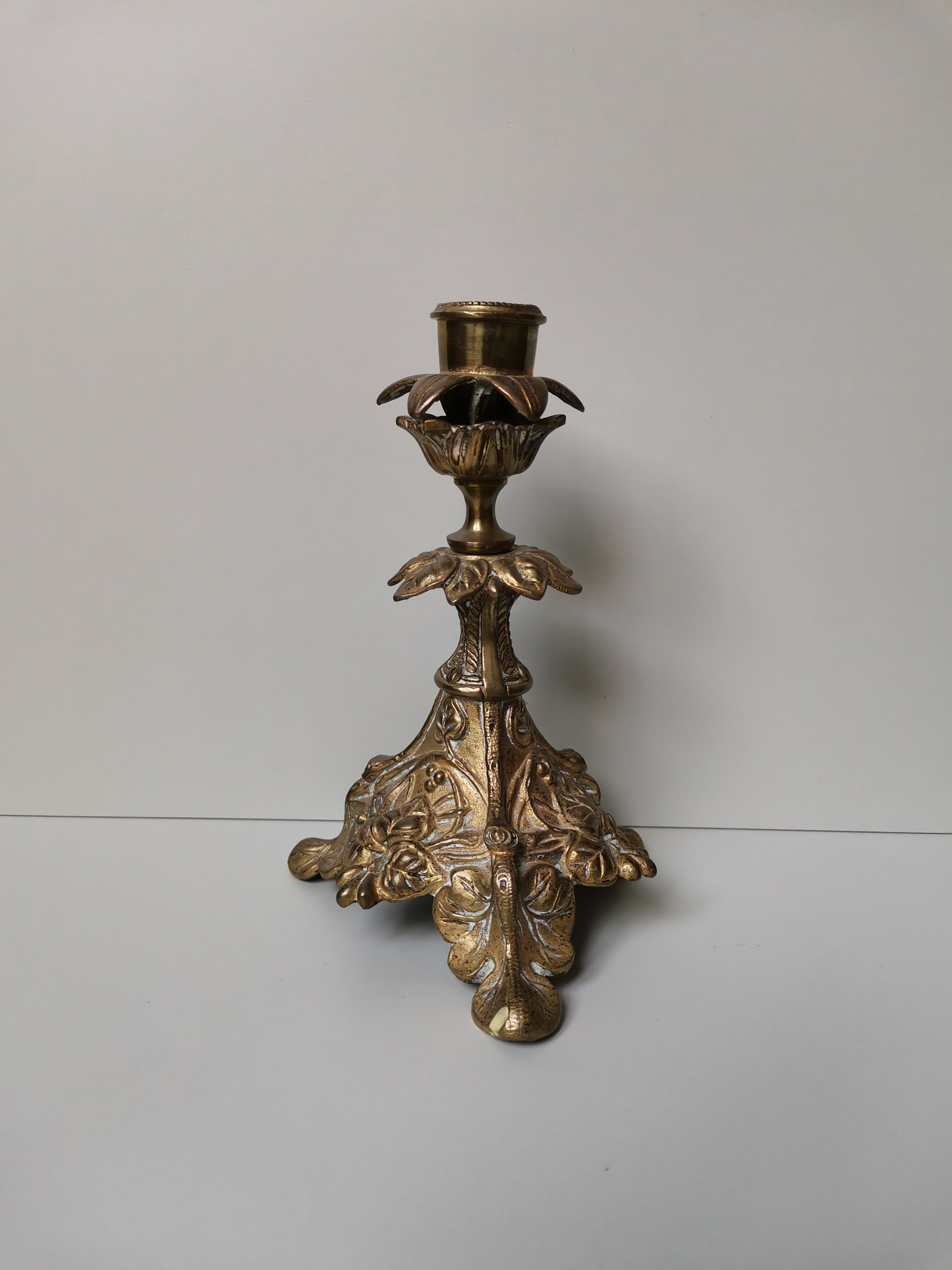 Candle holder in vintage gilded bronze plant leaf